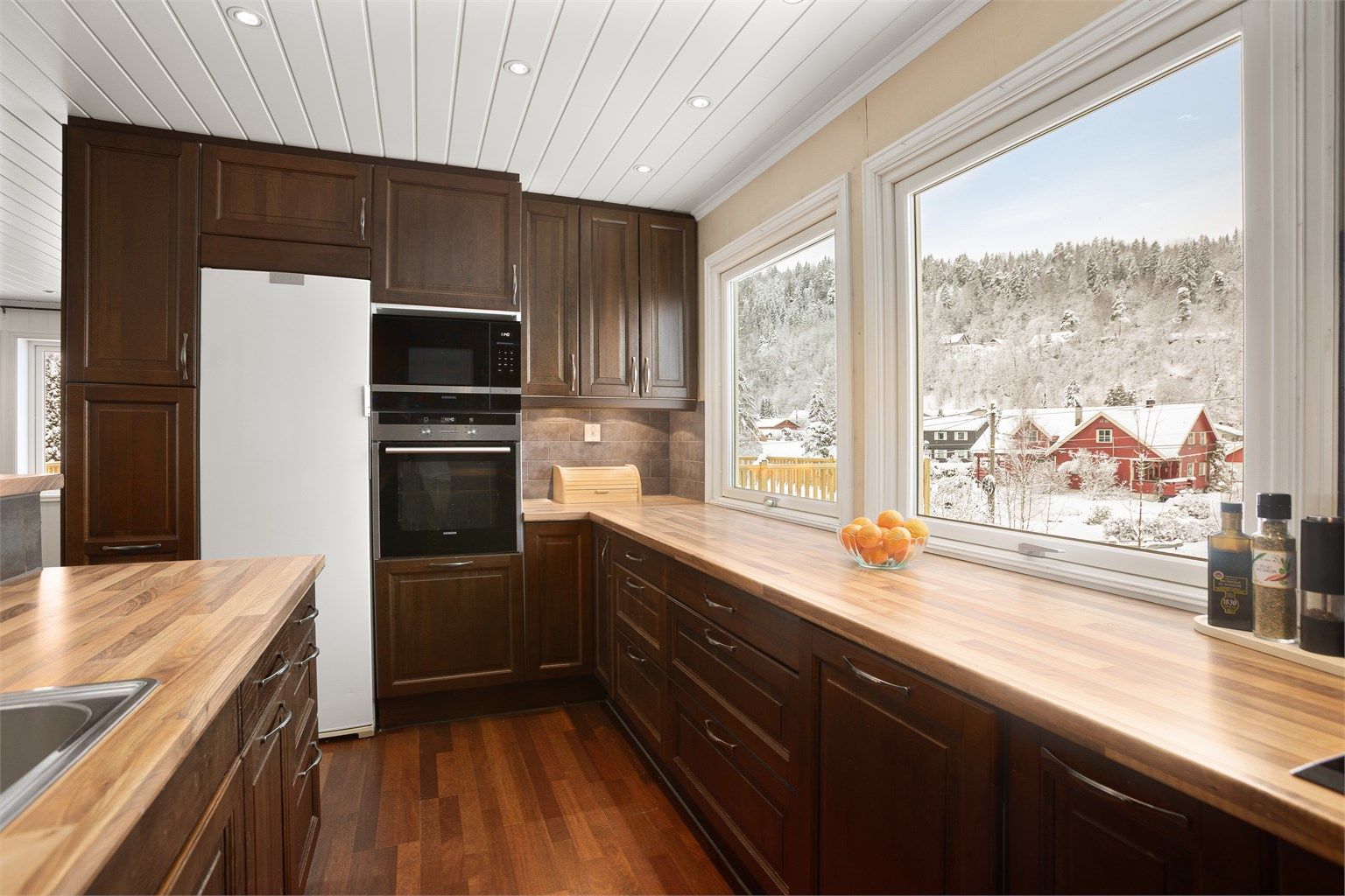 Velutstyrt kjøkken i hoveddel 