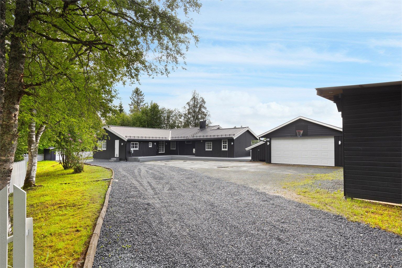 Velkommen til Brøttemsvegen 527 og 529 - og denne svært innholdsrike eneboligen beliggende i et stille og rolig nabolag på Tanem!