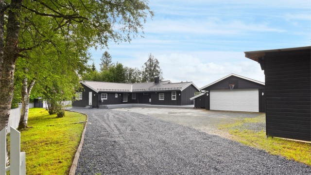 Velkommen til Brøttemsvegen 527 og 529 - og denne svært innholdsrike eneboligen beliggende i et stille og rolig nabolag på Tanem!