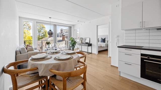 Kjøkkenet er en integrert del av oppholdsrommet, med en fin overgang mellom sonene.