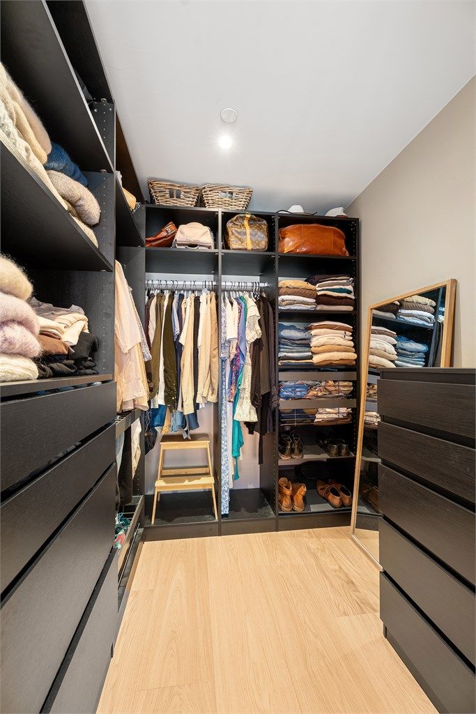 Garderoben har godt med skap, skuffer og hyller. Perfekt for deg som trenger litt oppbevaringsplass!