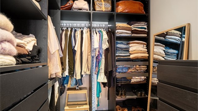 Garderoben har godt med skap, skuffer og hyller. Perfekt for deg som trenger litt oppbevaringsplass!