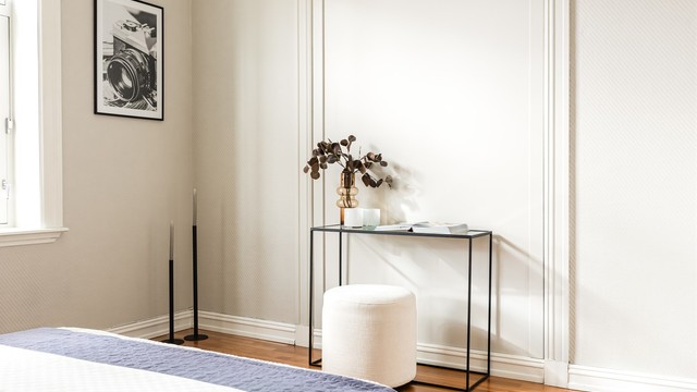 Rommet oppleves svært møbleringsvennlig. Mulighet for å sette inn doble fløydører mellom dagens stue og soverom.