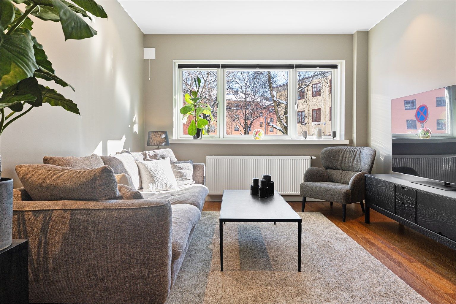 Romslig stue med god takhøyde på ca. 2,65 meter og downlights i himling.