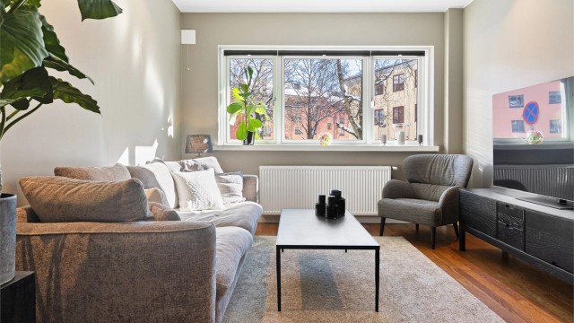 Romslig stue med god takhøyde på ca. 2,65 meter og downlights i himling.