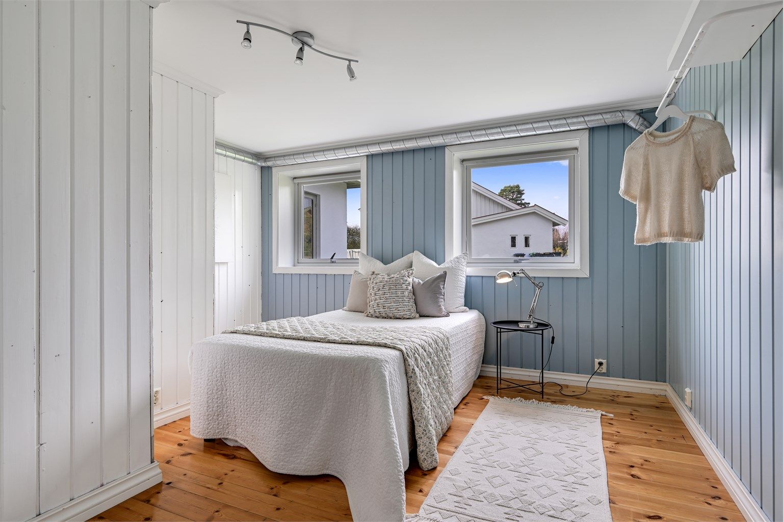 Lyst soverom med gode innredningsmuligheter