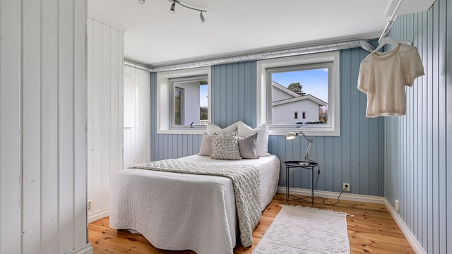 Lyst soverom med gode innredningsmuligheter