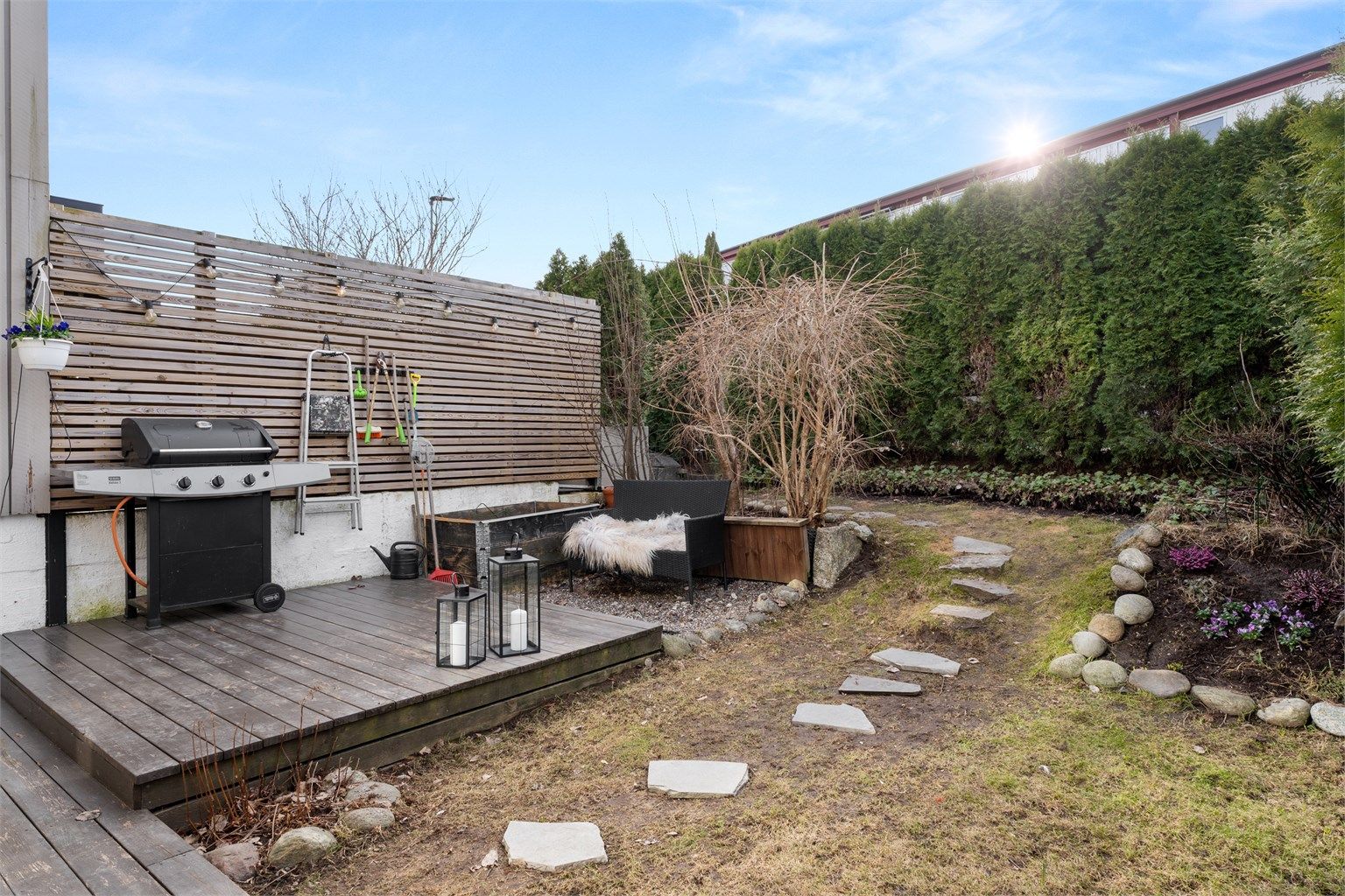 Hageparsell omkranset av vintergrønn hekk, som gjør den skjermet og lun.