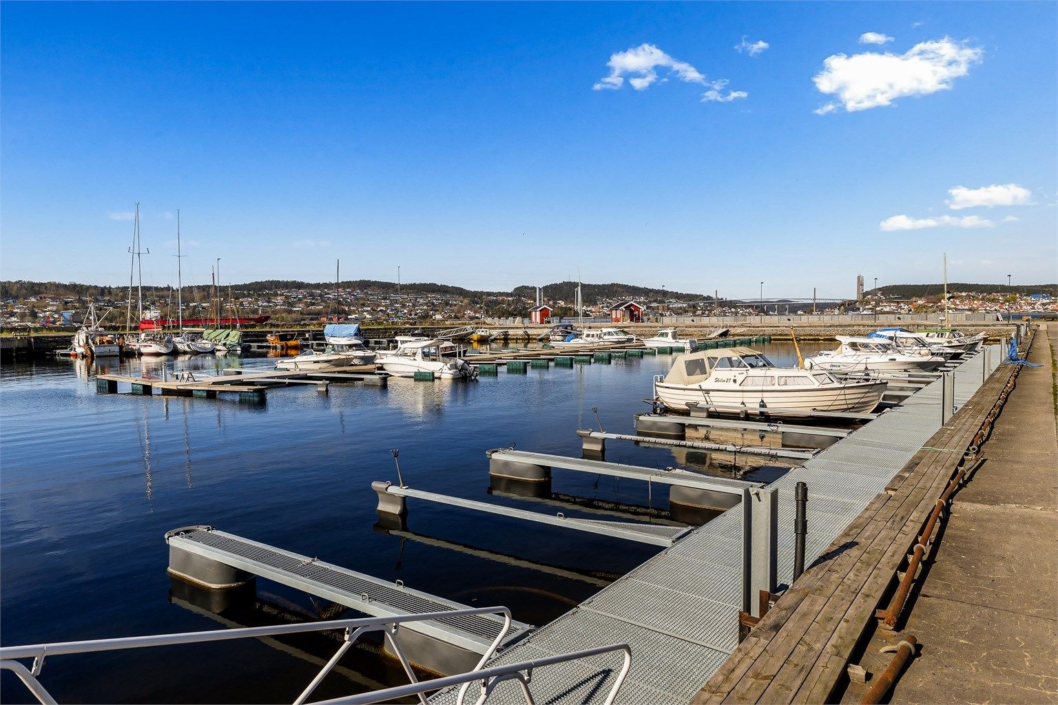 Småbåthavn på øya ligger i gå avstand fra hytta.