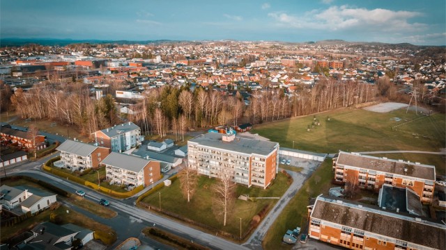 Bugårdsparken benyttes også til ridning og hesterelaterte aktiviteter gjennom sommerhalvåret, da parken har gressbane som brukes til stevner. Dette gir et variert og levende miljø i parken, med aktivitet tilpasset alle sesonger.
