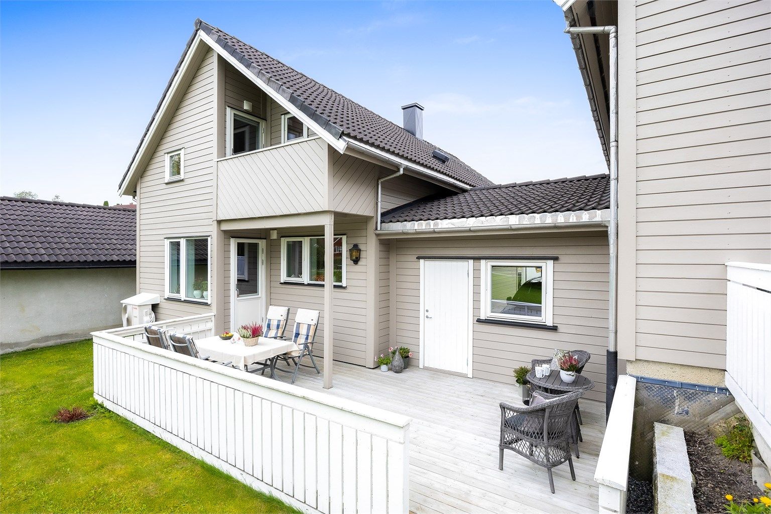 Terrasse på baksiden med god plass til spisebord og grill.