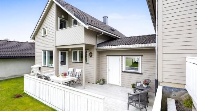 Terrasse på baksiden med god plass til spisebord og grill.