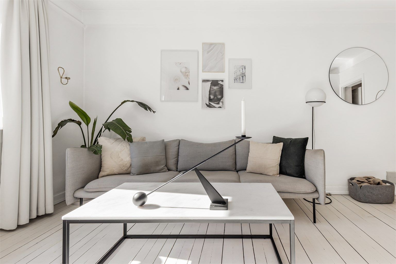 Stuen er lys og innbydende med god plass til å møblere med sofa, salongbord og TV-seksjon. 