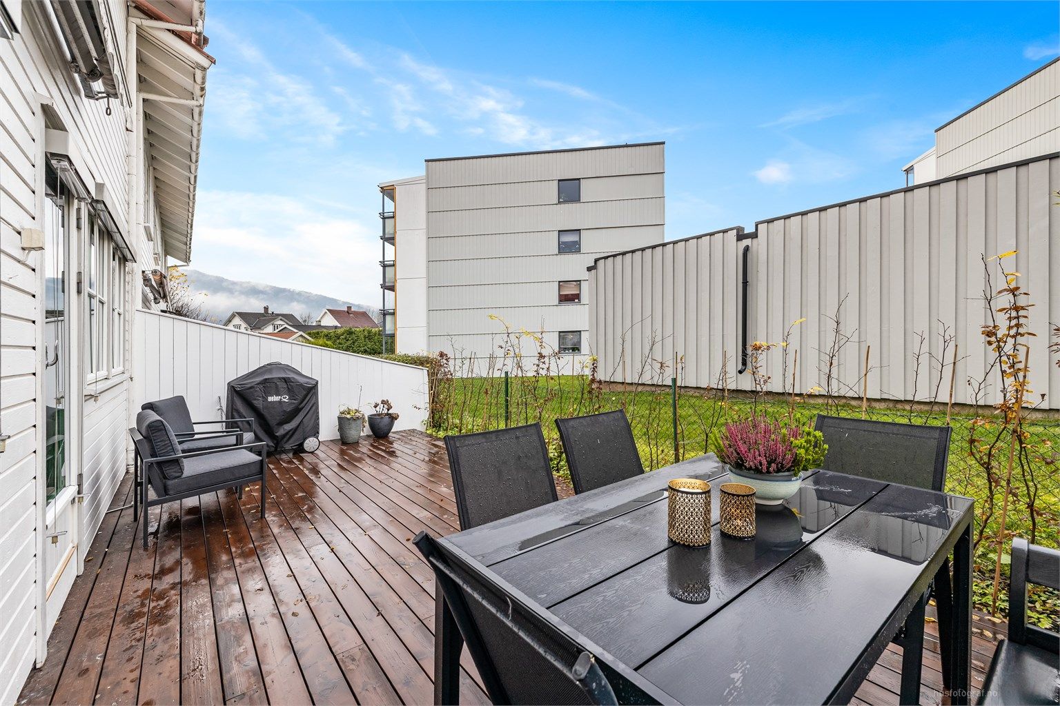 Boligen har to uteplasser med terrasse, en på hver side av boligen.