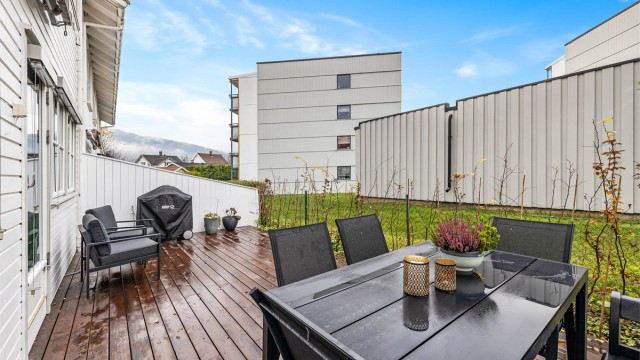 Boligen har to uteplasser med terrasse, en på hver side av boligen.