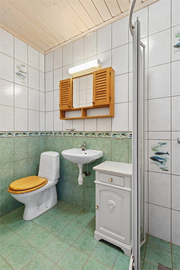 Hovedsoverommet har adkomst til et eget bad. Dette er også flislagt med gulvvarme.