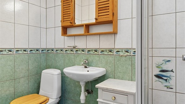 Hovedsoverommet har adkomst til et eget bad. Dette er også flislagt med gulvvarme.