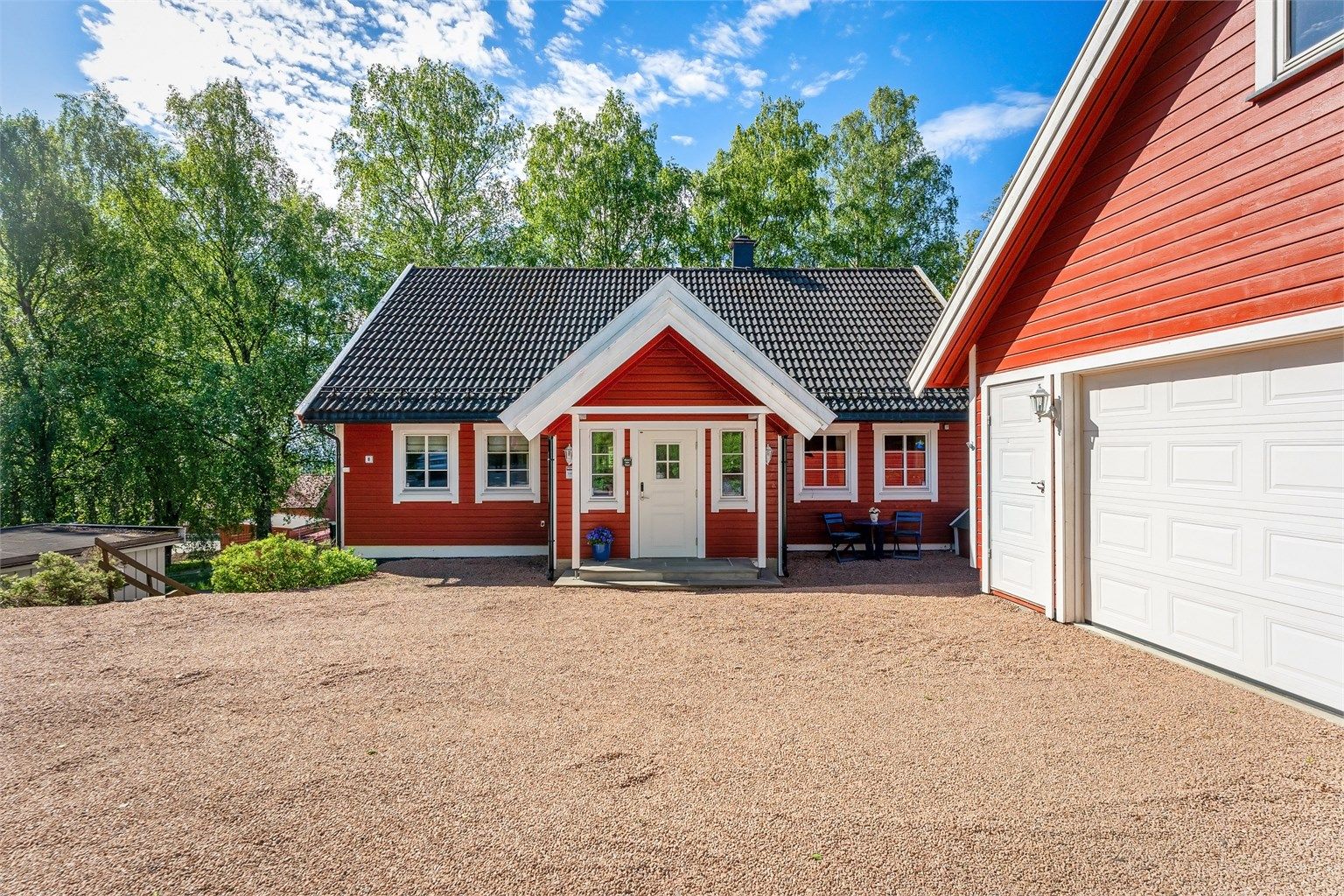 Det er gode parkeringsmuligheter i dobbel garasje og på egen gårdsplass. Boligen har installert elbil-lader. Foto: Zovenfra