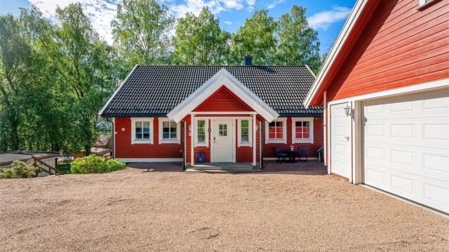 Det er gode parkeringsmuligheter i dobbel garasje og på egen gårdsplass. Boligen har installert elbil-lader. Foto: Zovenfra
