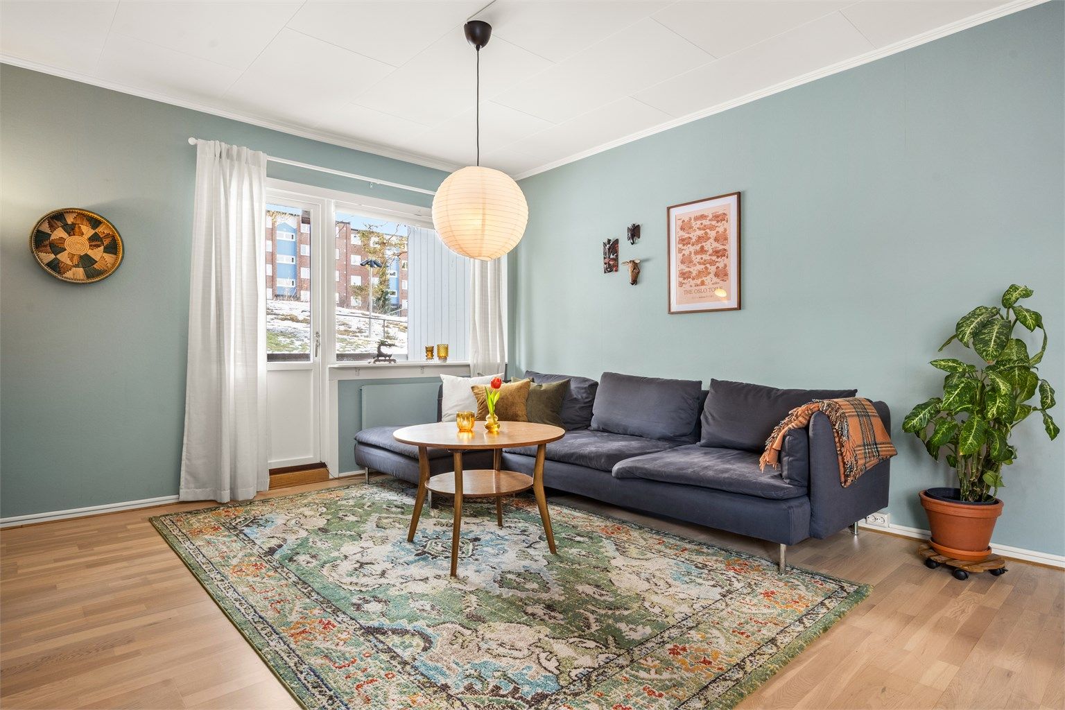 Stuen har vinduer på to sider som gir et lyst og trivelig oppholdsrom.