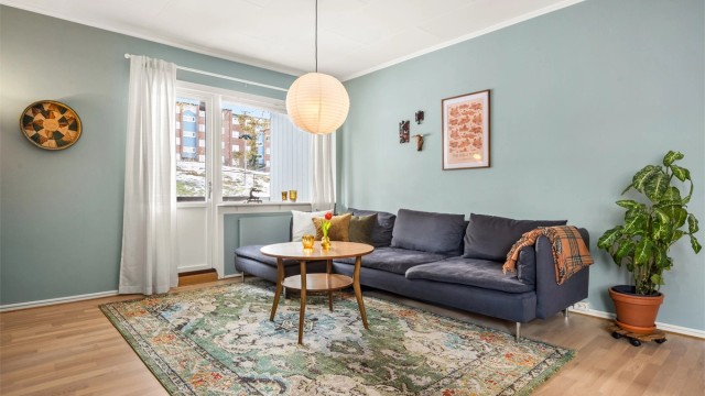 Stuen har vinduer på to sider som gir et lyst og trivelig oppholdsrom.