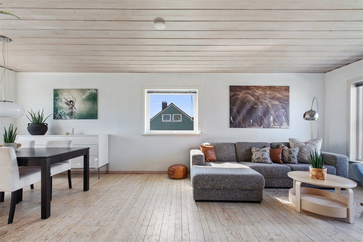 Sjarmerende stue fylt med naturlig lys, myke fargetoner og en inviterende atmosfære.