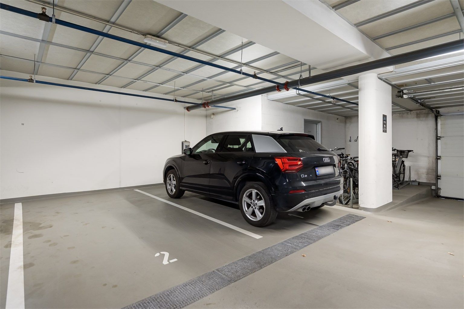 Det medfølger en parkeringsplass i felles, lukket og oppvarmet garasjeanlegg