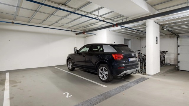 Det medfølger en parkeringsplass i felles, lukket og oppvarmet garasjeanlegg