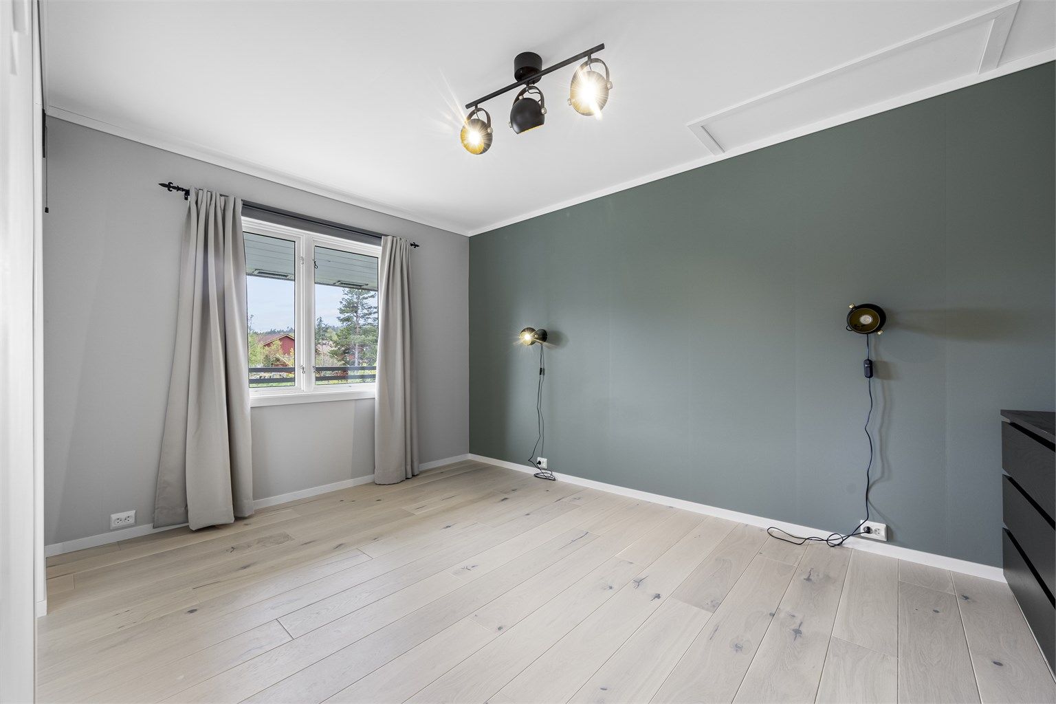 Hovedsoverommet ligger i denne etasjen, med parkett på gulvet.