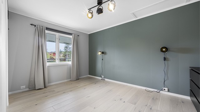 Hovedsoverommet ligger i denne etasjen, med parkett på gulvet.