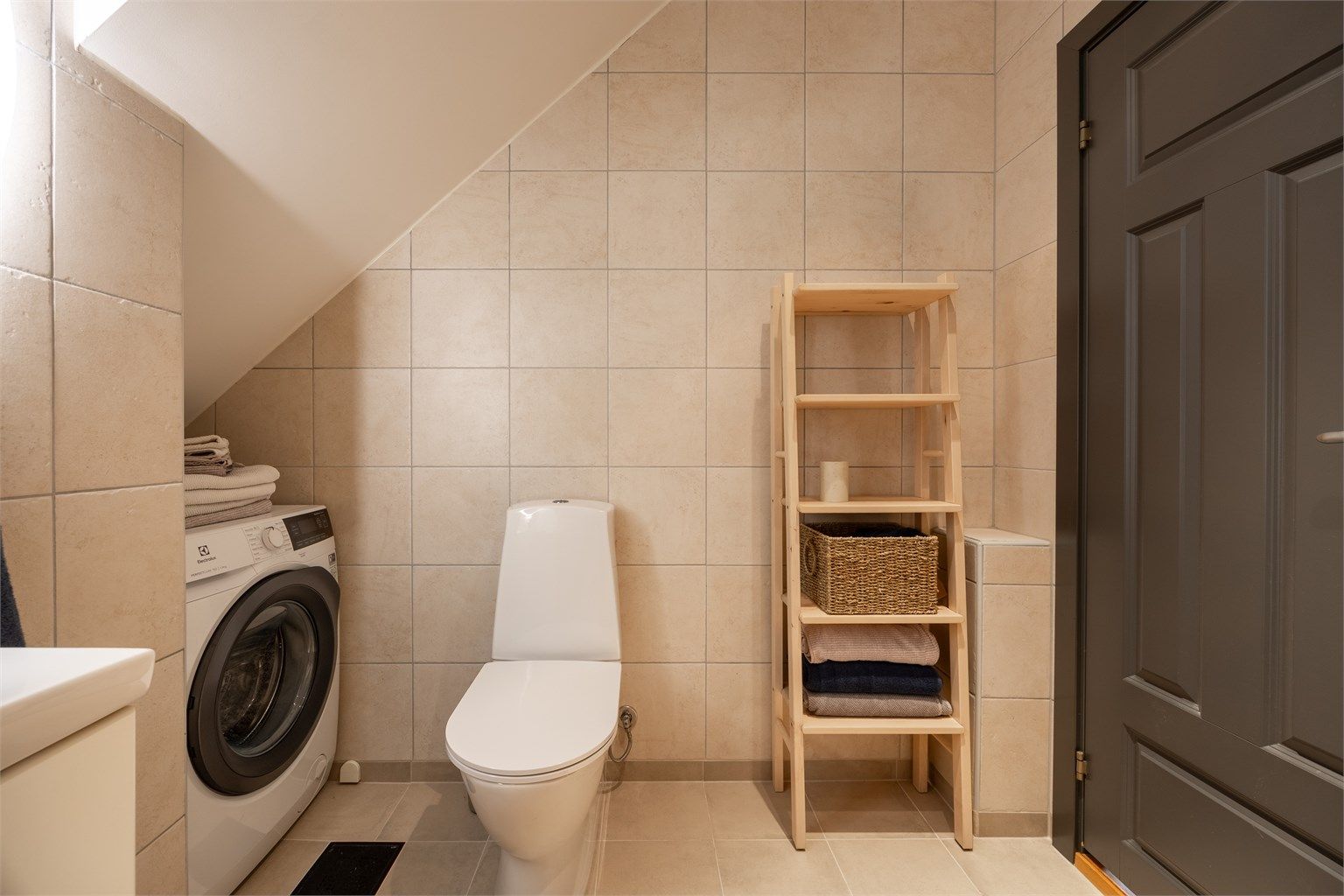 Det er opplegg for vaskemaskin på badet, med god plassutnyttelse under skråtaket.