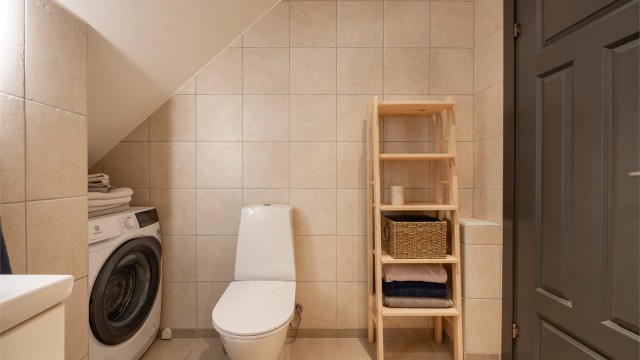 Det er opplegg for vaskemaskin på badet, med god plassutnyttelse under skråtaket.
