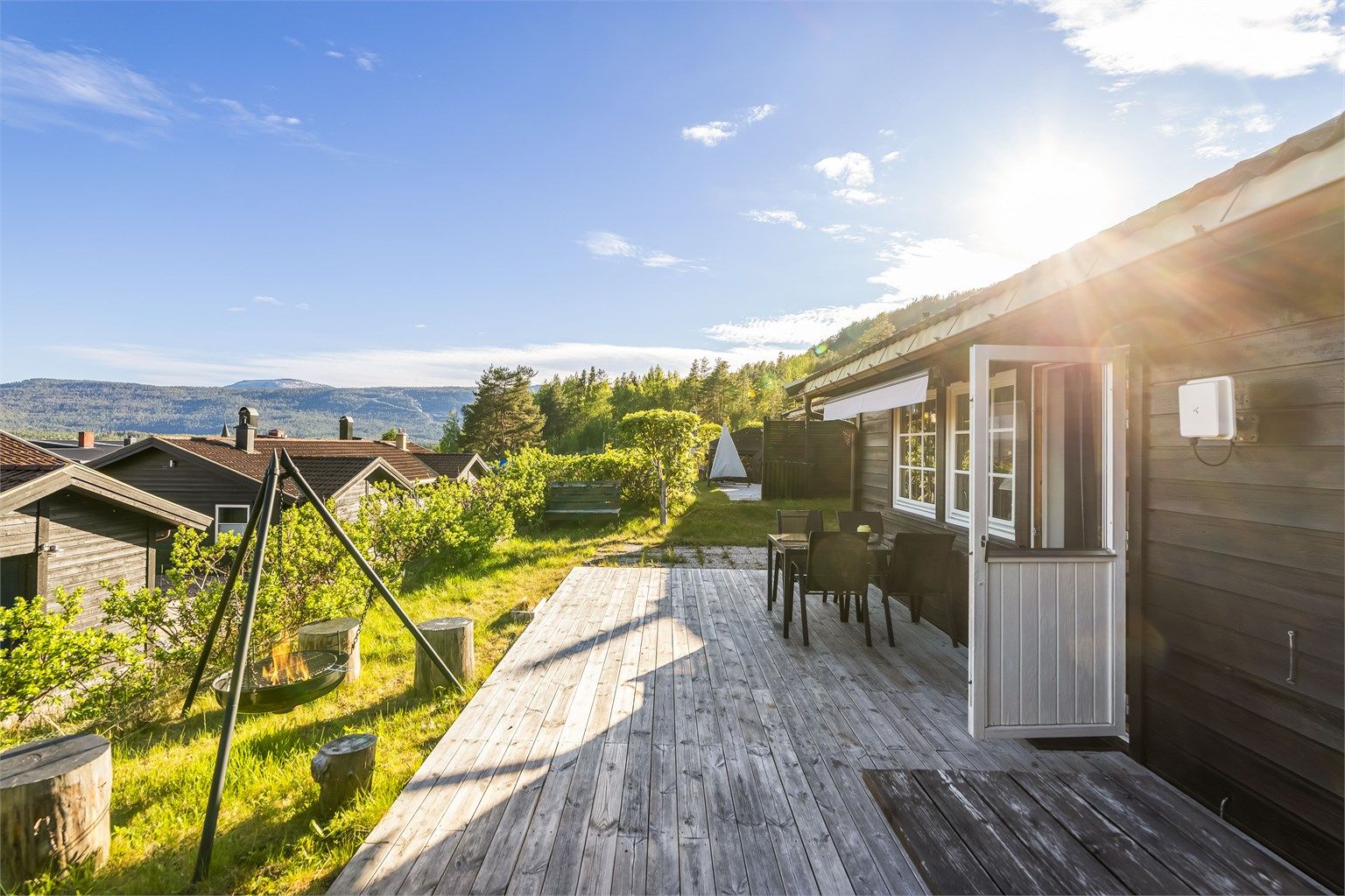Den store terrassen og plattingen utgjør et samlet uteareal på 36 m².