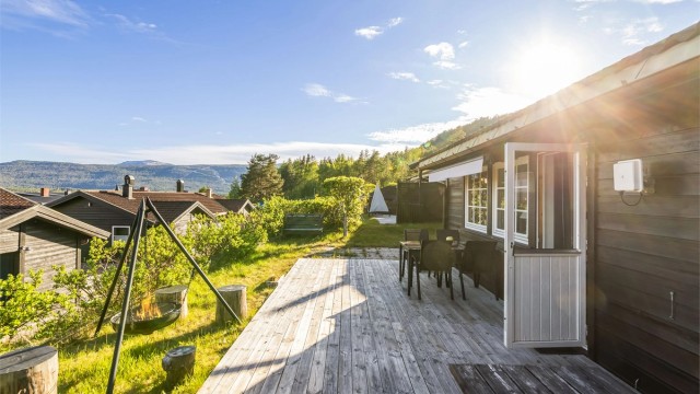Den store terrassen og plattingen utgjør et samlet uteareal på 36 m².