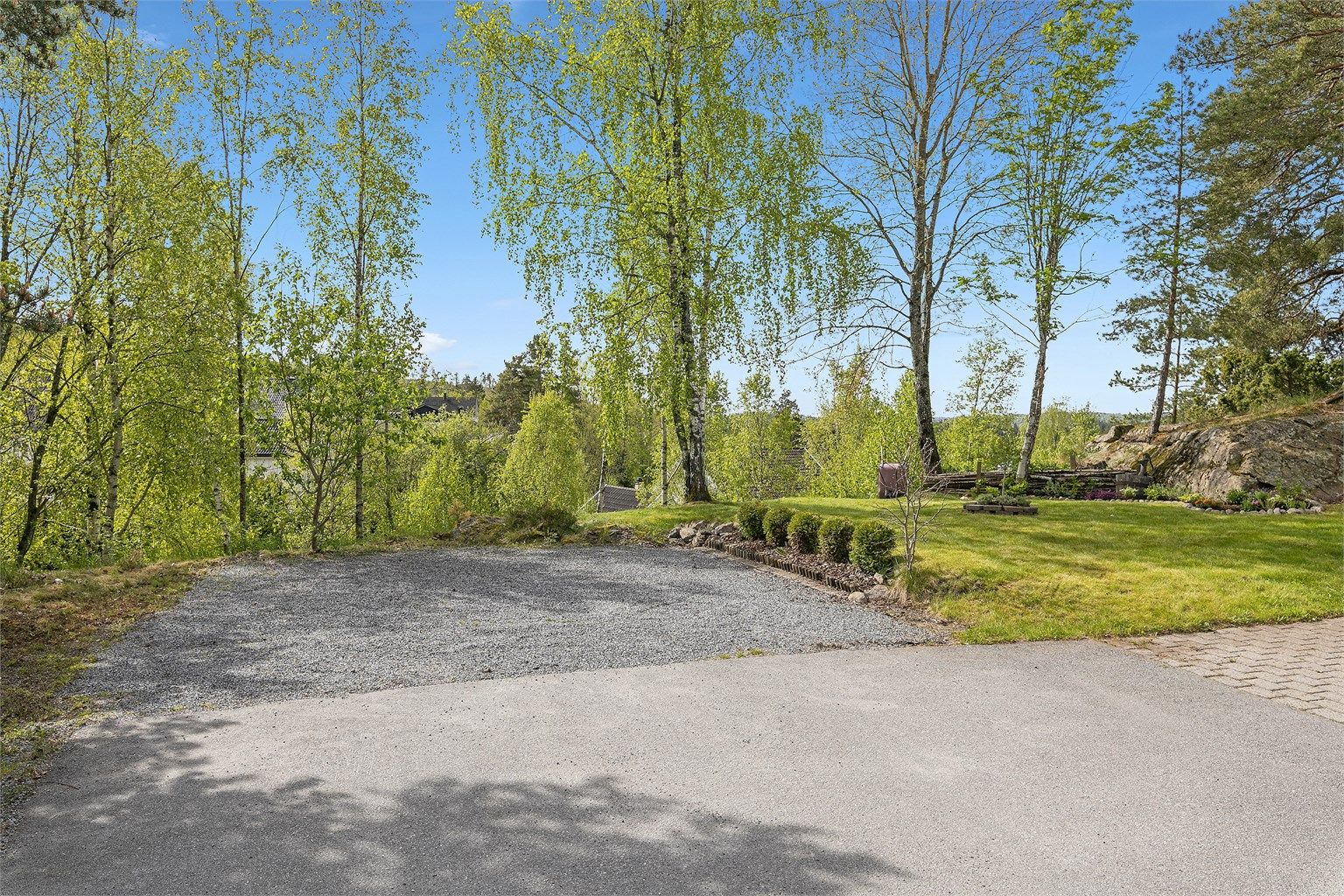 Gruset parkering med plass til to biler