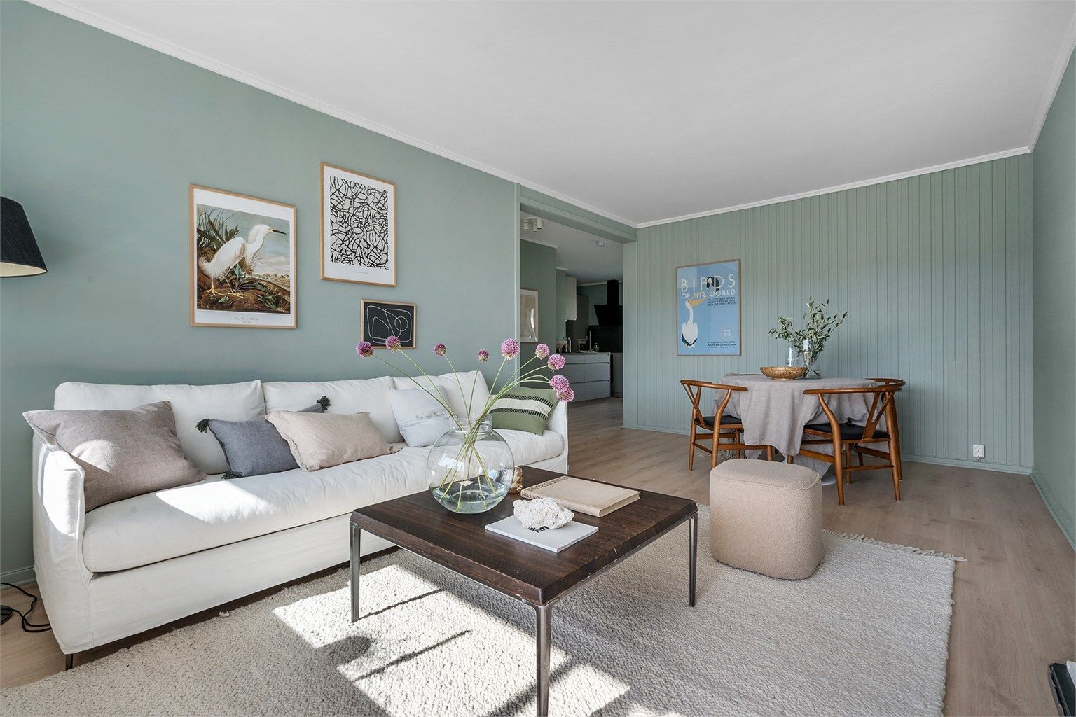 Tiltalende og moderne stue med en lys og luftig romfølelse