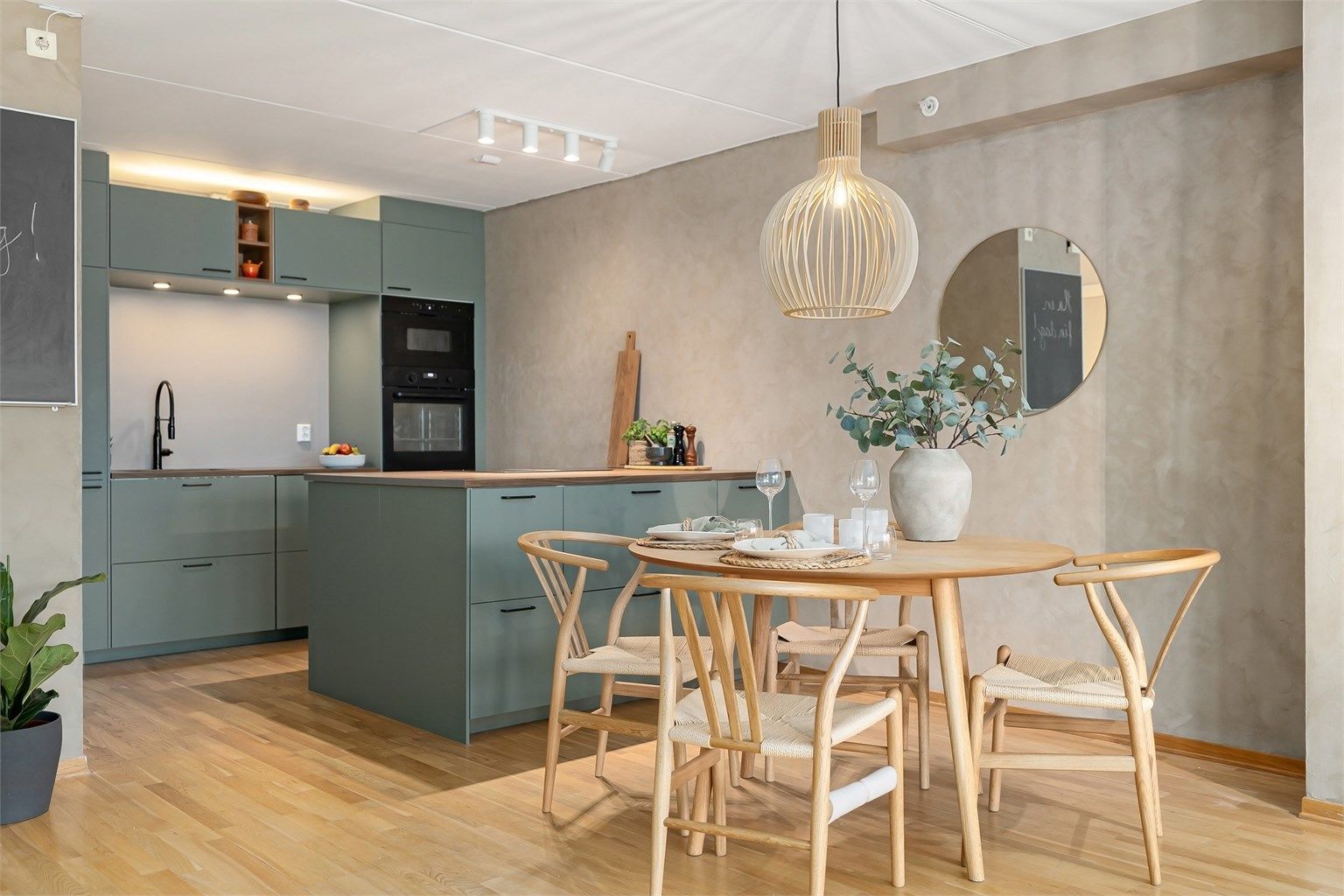 Pent, moderne og helt nytt kjøkken i åpen løsning med stuen