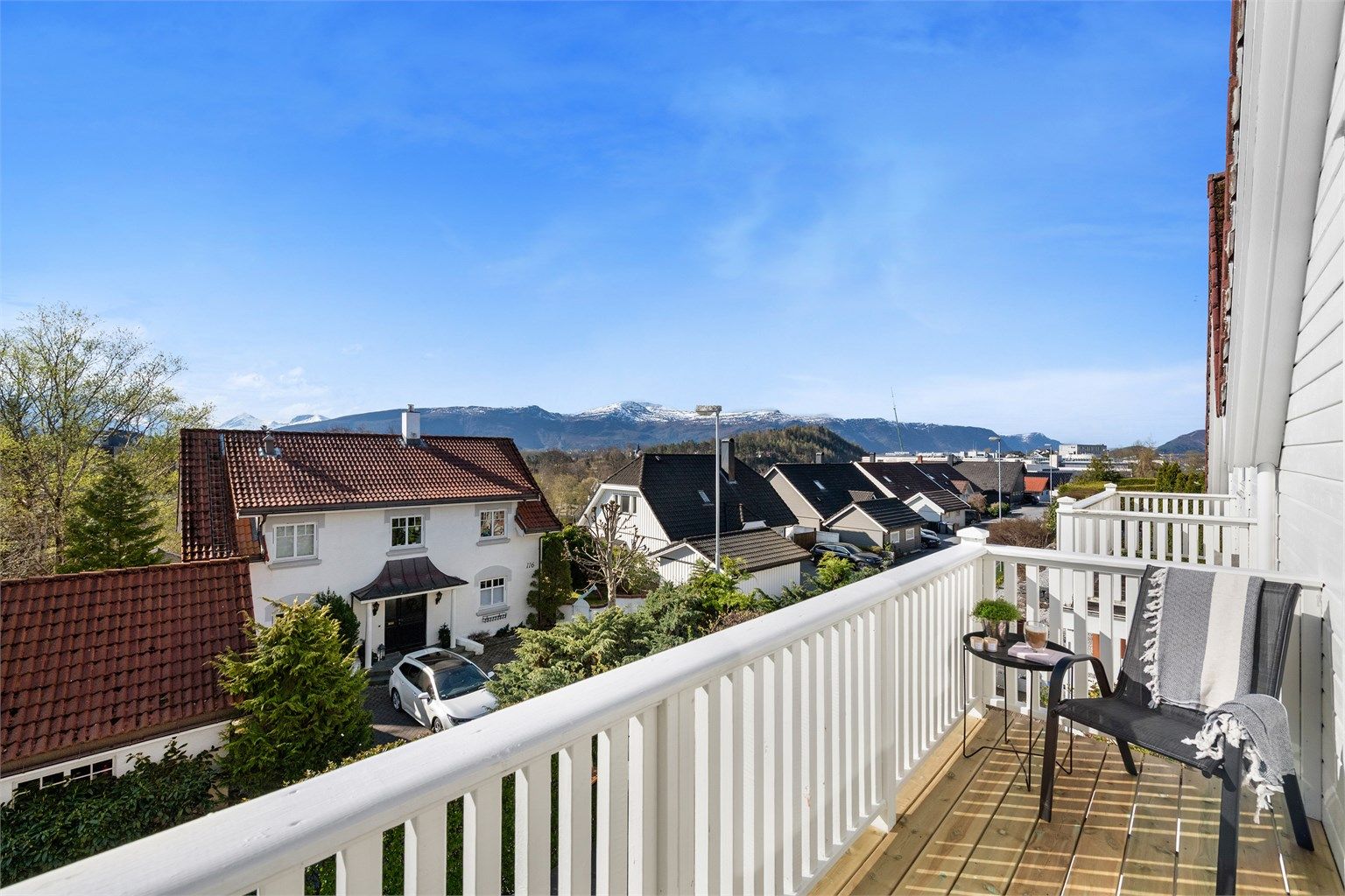 Fra balkongen i andre etasje har man god oversikt over nabolaget