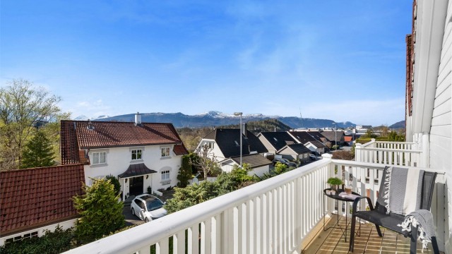 Fra balkongen i andre etasje har man god oversikt over nabolaget
