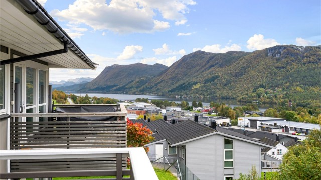 Lys og moderne andelsleilighet fra 2015 med attraktiv beliggenhet. Gjennomgående gode kvaliteter, solrike uteområder og kort vei til det meste.