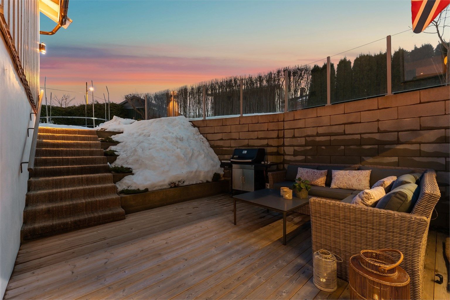 Hybelen har egen uteplass på 17 kvm