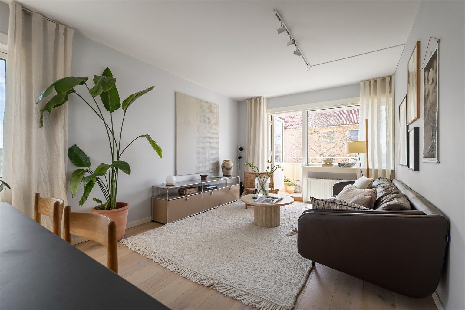 Leiligheten har en lun fargepalett m/ gjennomgående enstavs eikeparkett