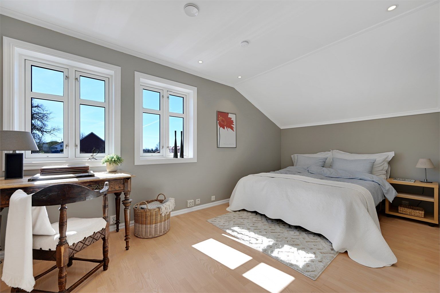 Andre etasje inneholder tre gode soverom, i tillegg til soverommet i første etasje.