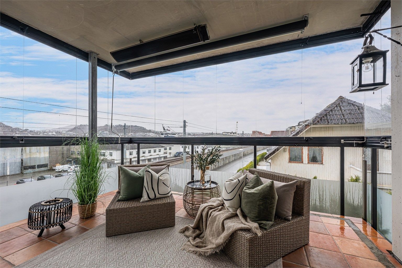 Innglasset balkong mot øst og sør,  med god plass til hagemøbler. 