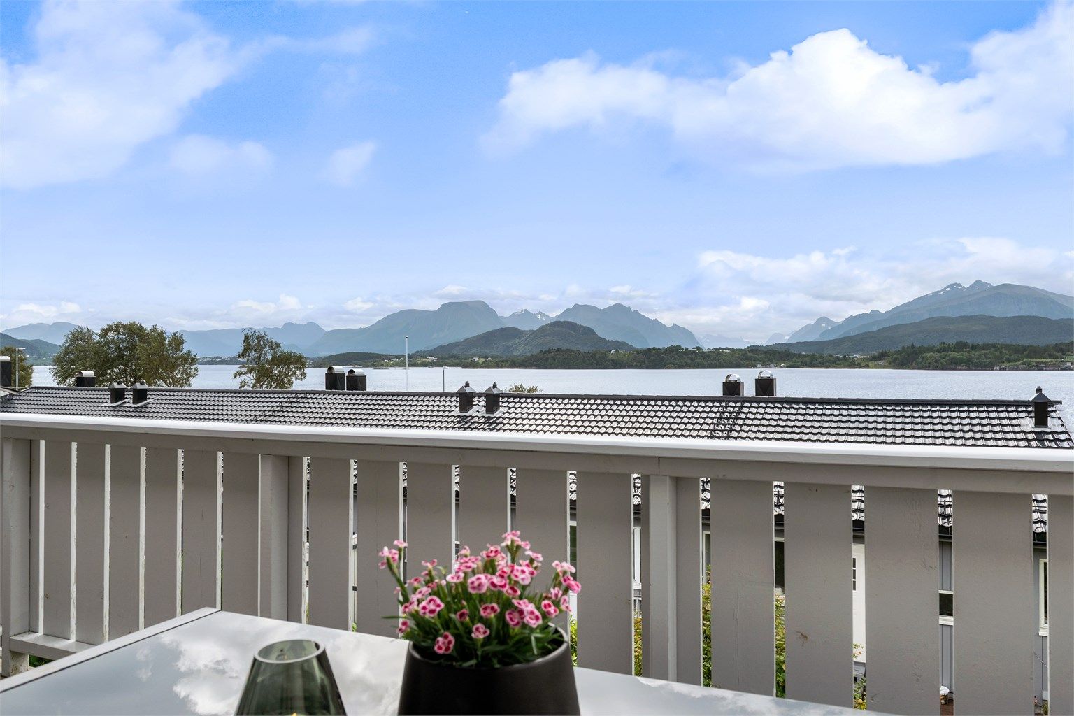 Her kan blikket vandre over Borgundfjorden og helt inn til majestetiske Hjørundfjorden