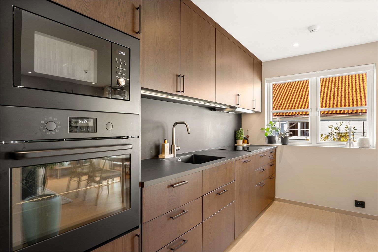 Det medfølger integrerte hvitevarer som stekeovn, mikrobølgeovn, koketopp, oppvaskmaskin og kjøleskap/frys. 