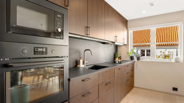 Det medfølger integrerte hvitevarer som stekeovn, mikrobølgeovn, koketopp, oppvaskmaskin og kjøleskap/frys.