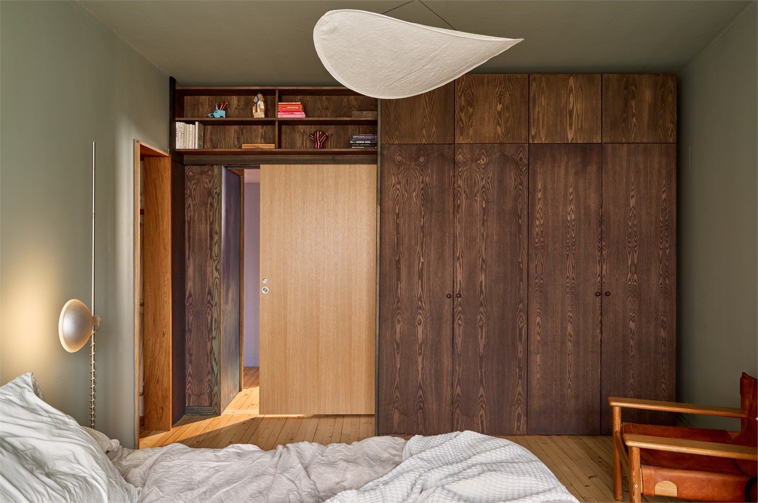 Plassbygget garderobe medfølger.