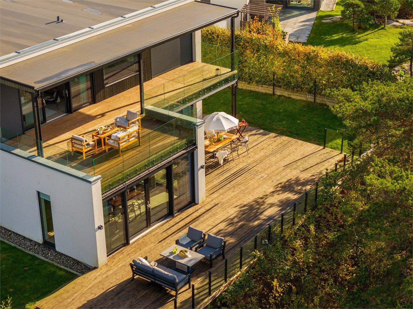 Terrasse og altan på til sammen hele 178 kvm. gir et betydelig ekstra areal til boligens indre. 