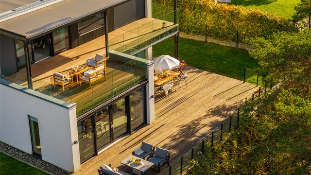 Terrasse og altan på til sammen hele 178 kvm. gir et betydelig ekstra areal til boligens indre.